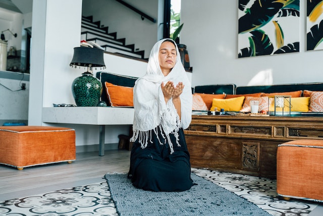 7 Adab dan Keutamaan Berdoa Sesuai dengan Ajaran Islam